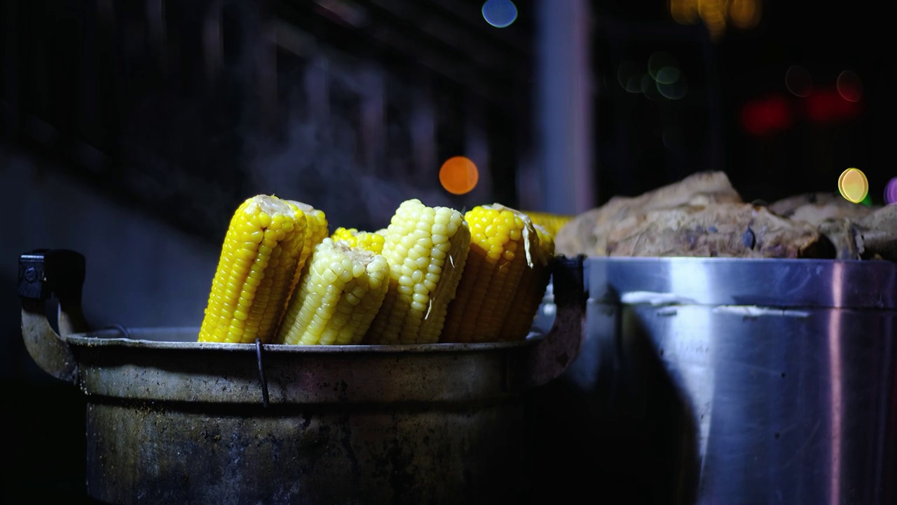 四川绵阳夜市，煮玉米，烤红薯，视频素材