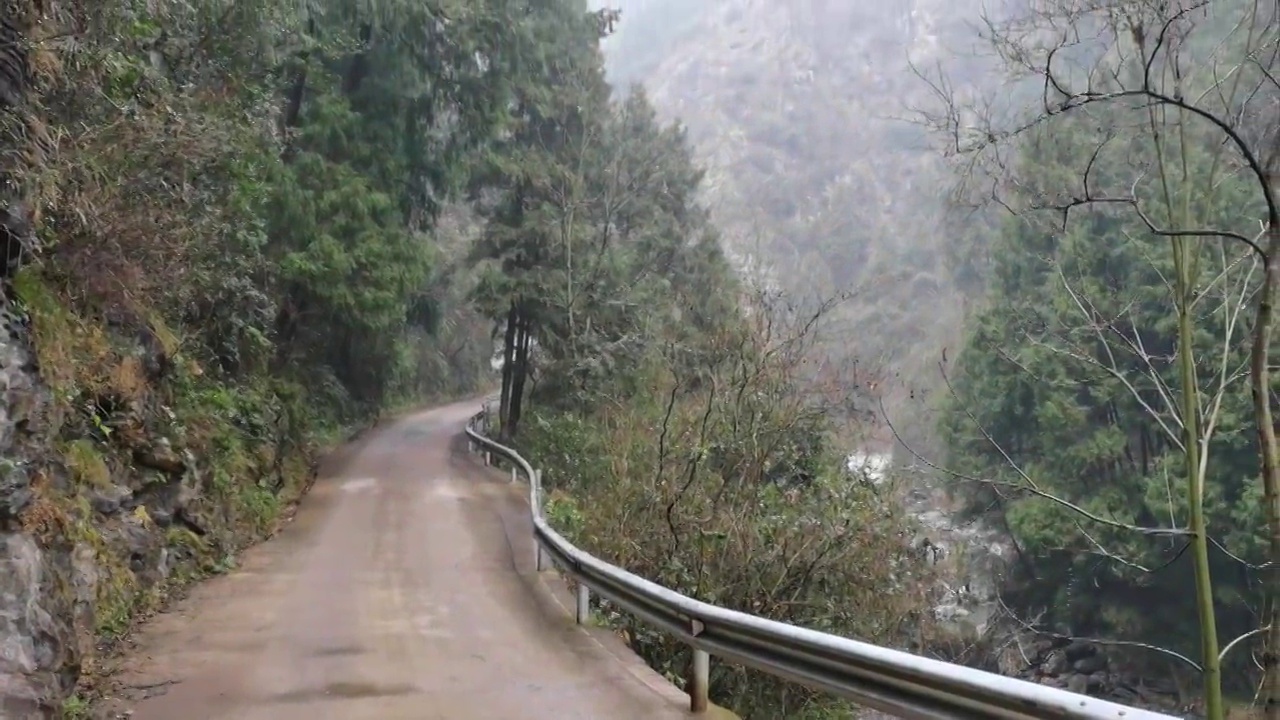 大山深处的山村公路视频素材