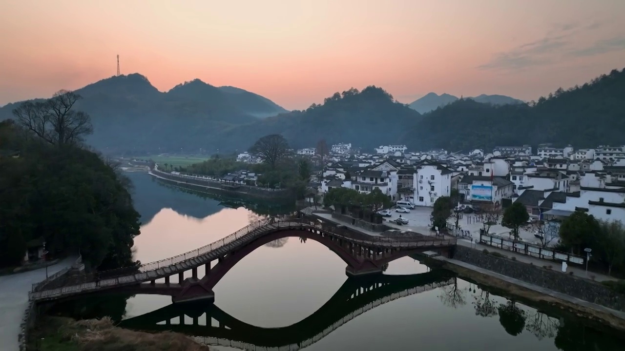 晚霞下的山水村落视频素材