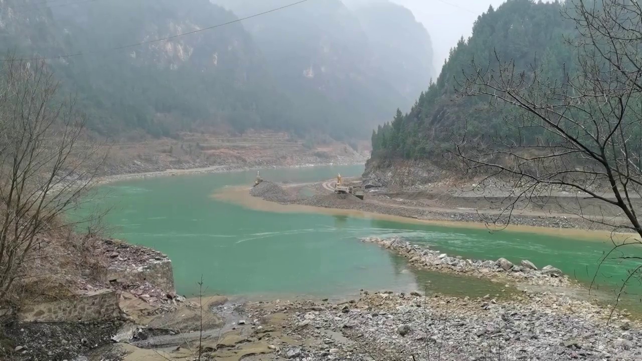 嘉陵江采沙的场景 四川省广元市朝天区大滩段视频素材