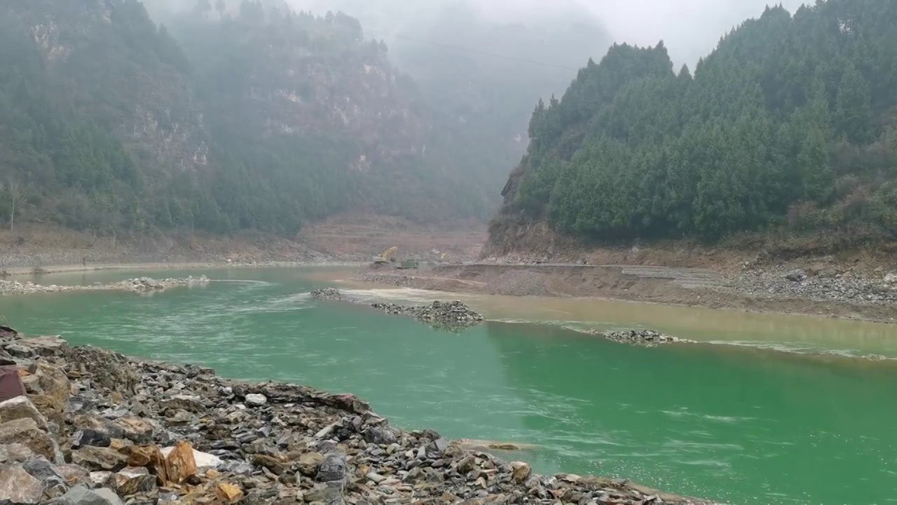 嘉陵江采沙的场景 四川省广元市朝天区大滩段视频素材