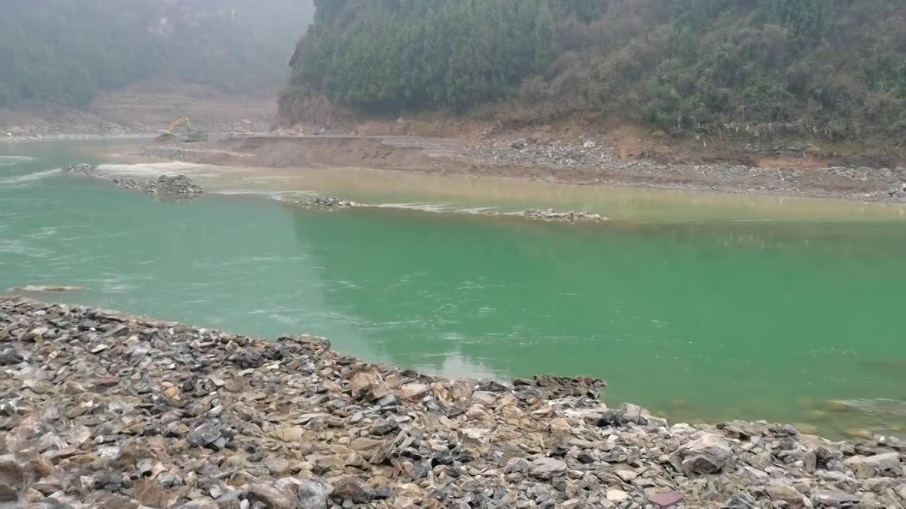 嘉陵江上游冬天的水流量 四川省广元市朝天区大滩段视频素材