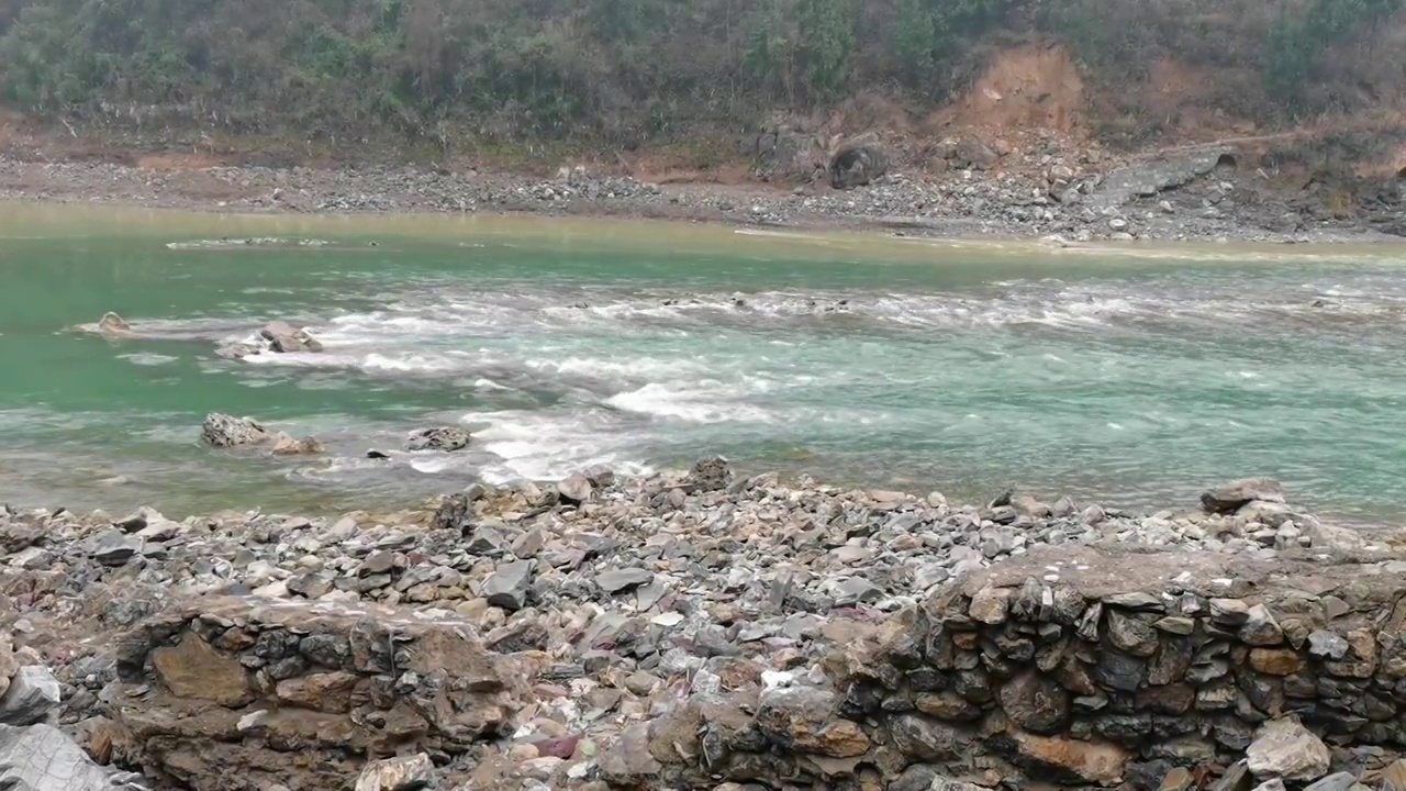 嘉陵江上游冬天的水流量 四川省广元市朝天区大滩段视频素材