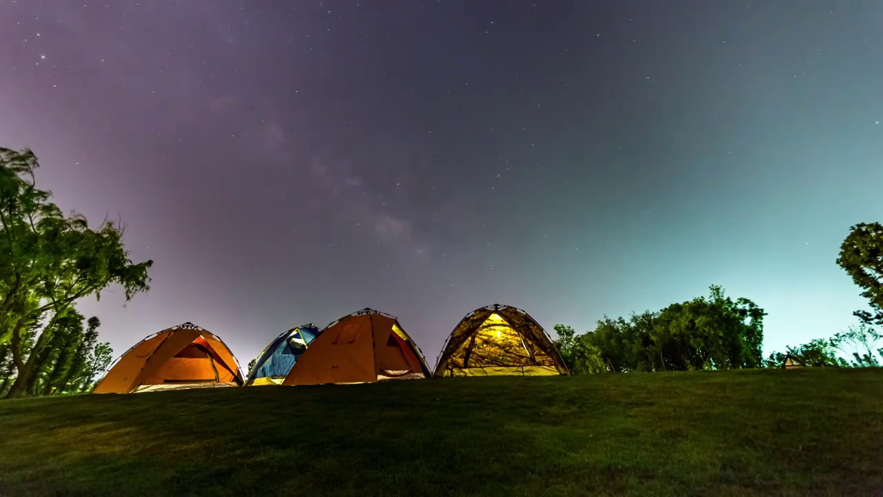 夜晚露营下的星空延时视频素材