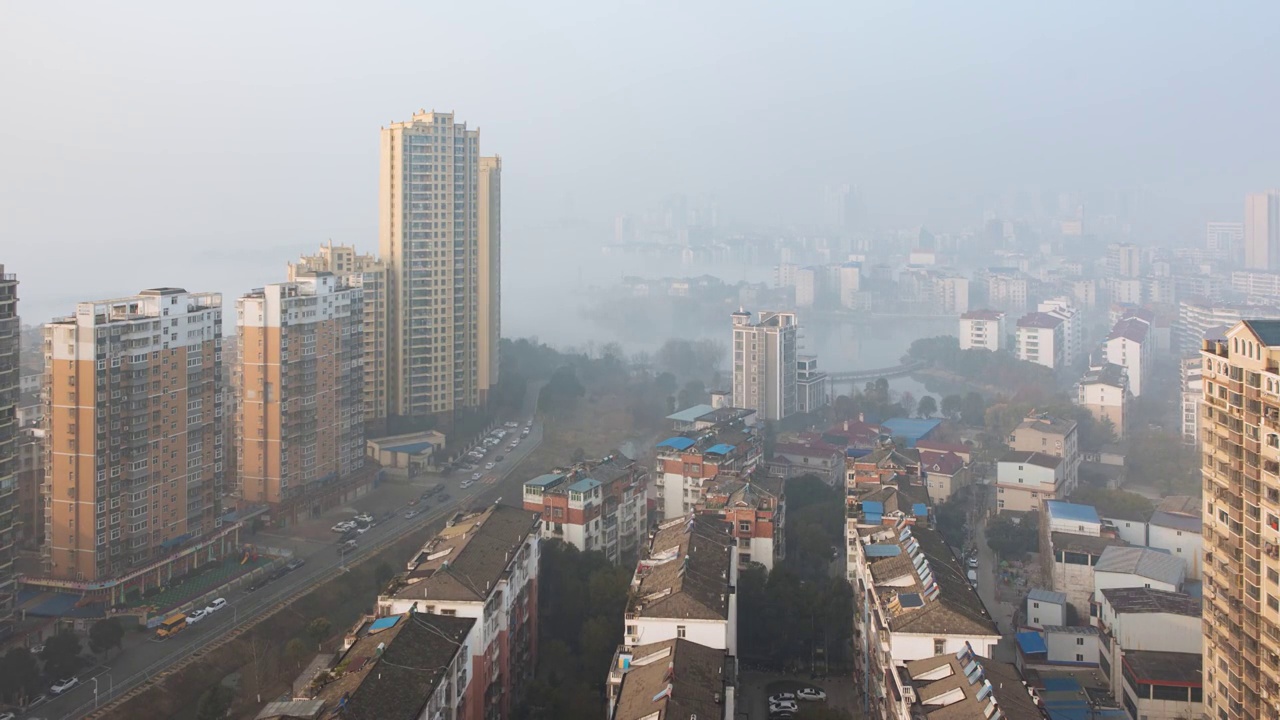 鸟瞰鄂州市日出大雾雾霾延时视频素材