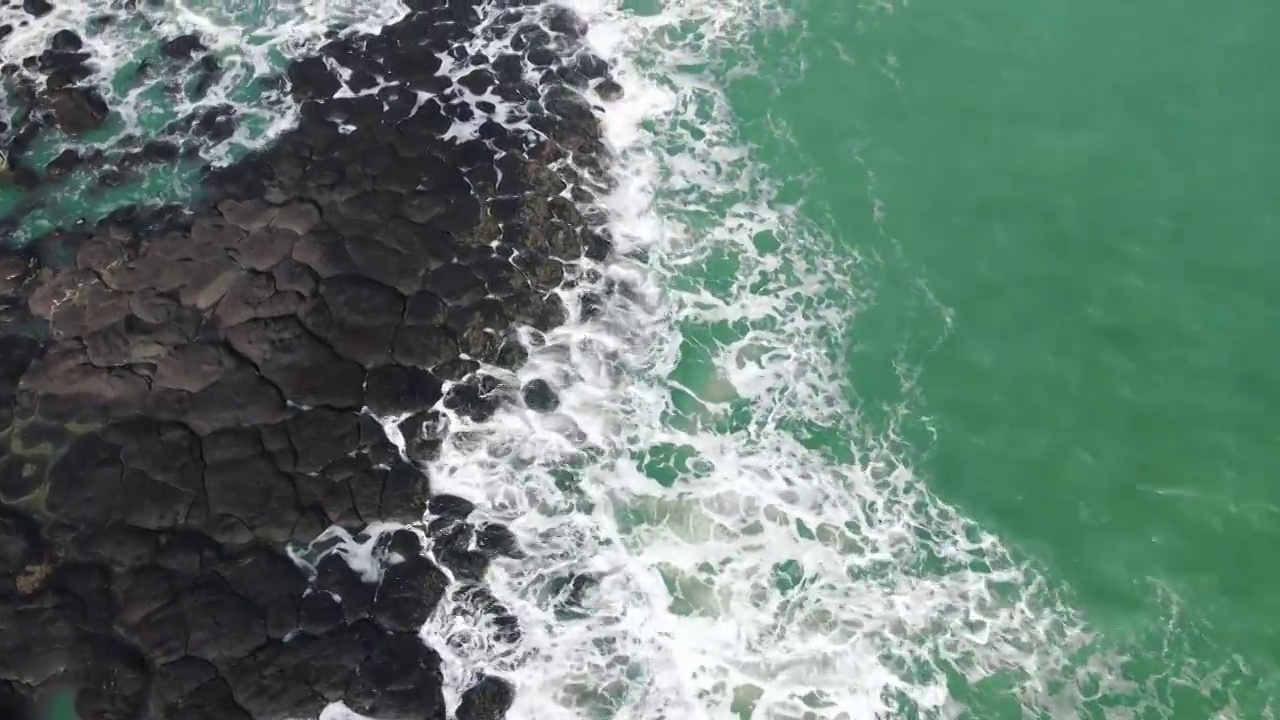 礁石海浪视频下载