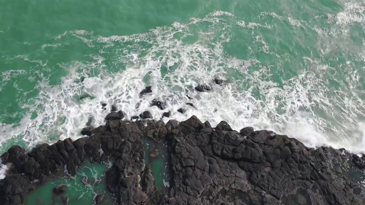 礁石海浪视频下载