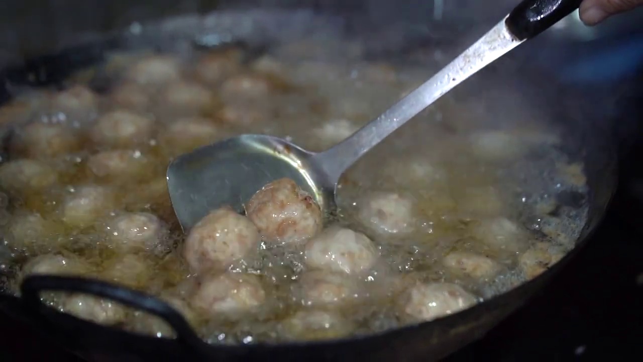 制作传统美食炸圆子视频素材