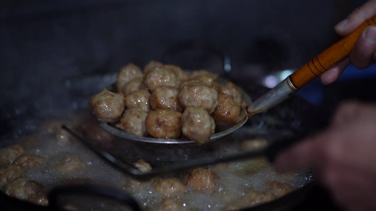 热腾油锅炸肉圆子捞起来视频素材