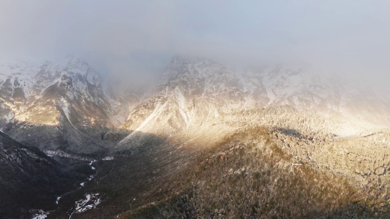 云南丽江玉龙雪山蓝月谷航拍视频素材