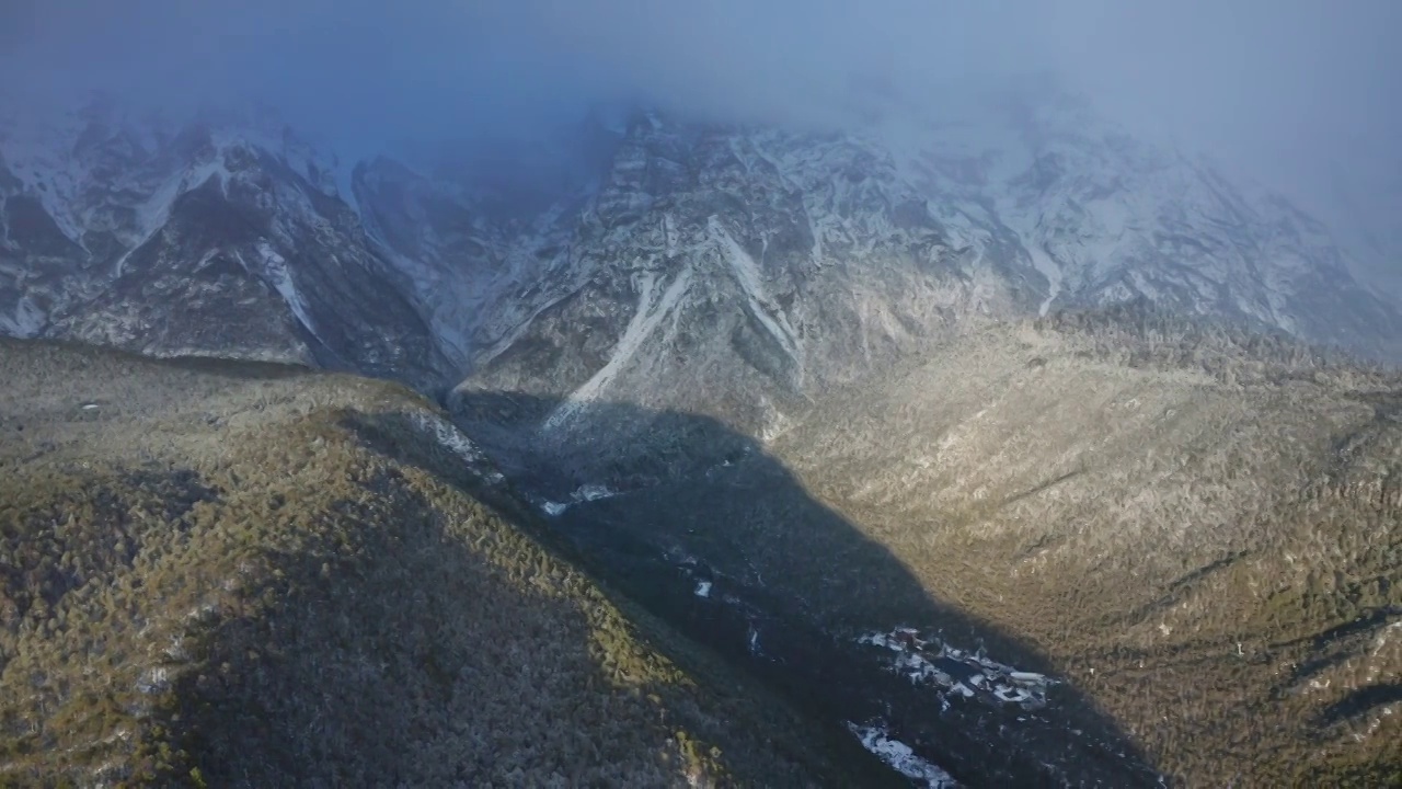 云南丽江玉龙雪山蓝月谷航拍视频素材