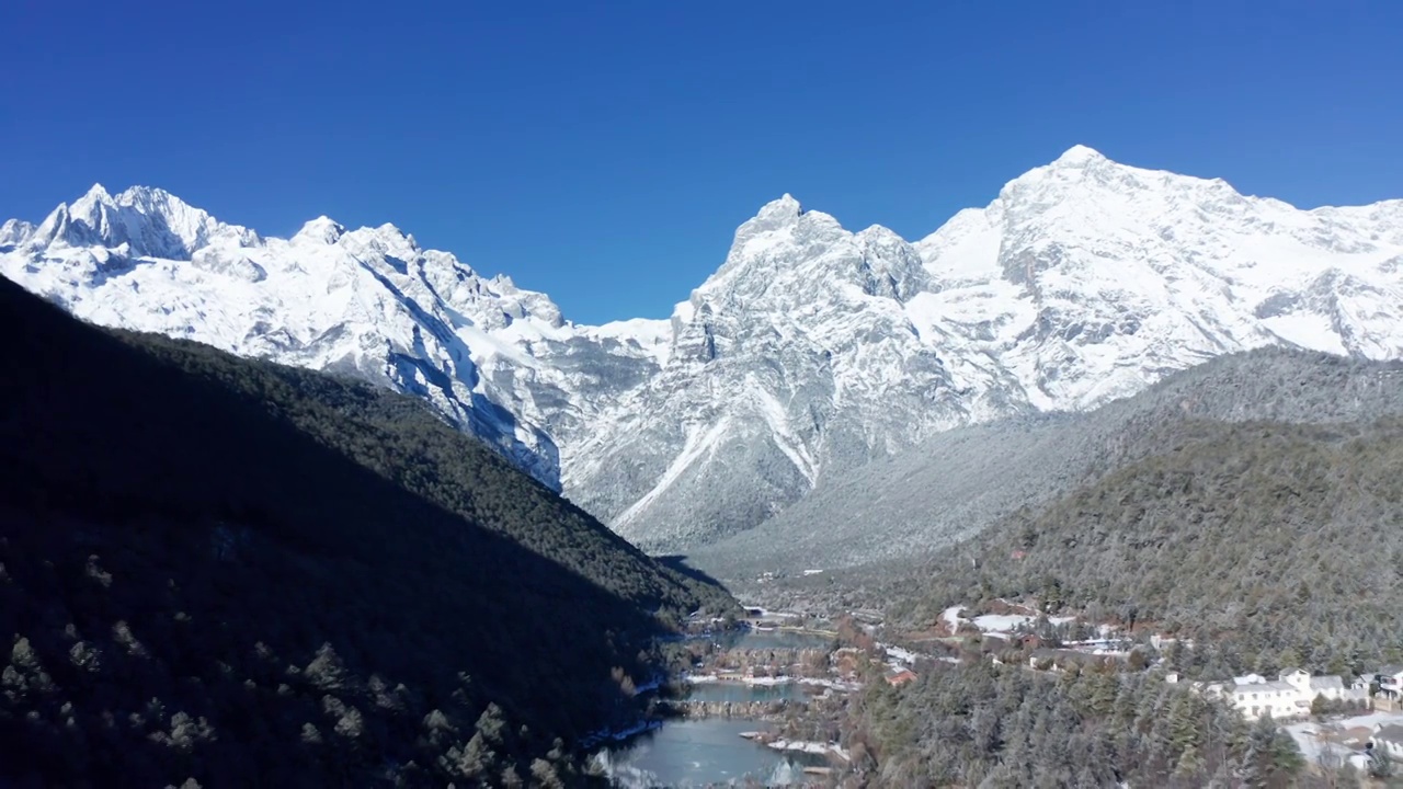 云南丽江玉龙雪山蓝月谷航拍视频素材