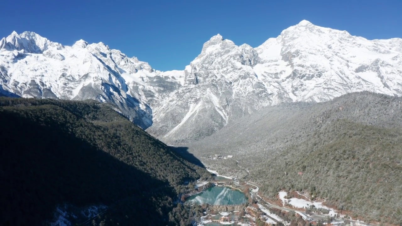 云南丽江玉龙雪山蓝月谷航拍视频素材