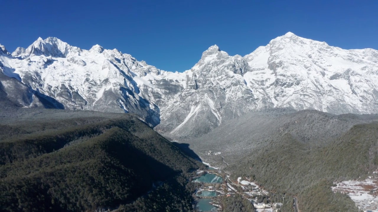 云南丽江玉龙雪山蓝月谷航拍视频素材