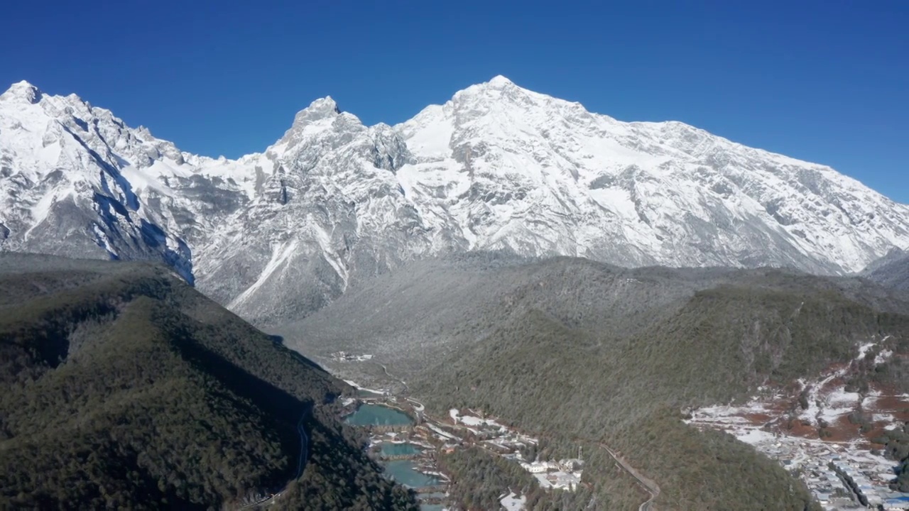 云南丽江玉龙雪山蓝月谷航拍视频素材