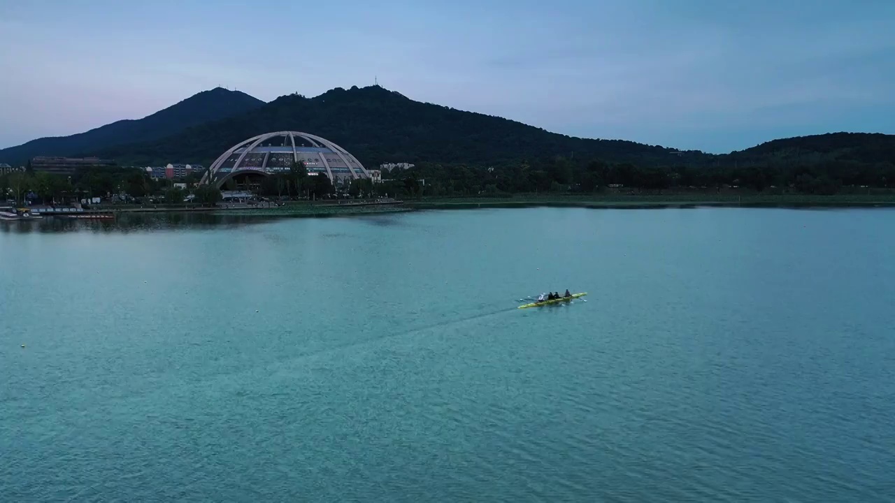 南京玄武湖公园，湖上的皮划艇运动视频素材