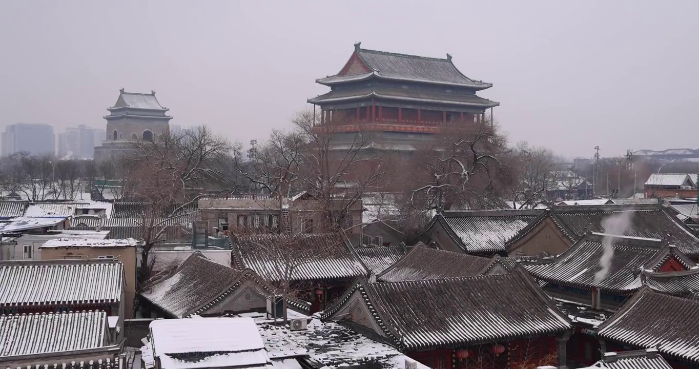 下过雪后的鼓楼四合院视频素材