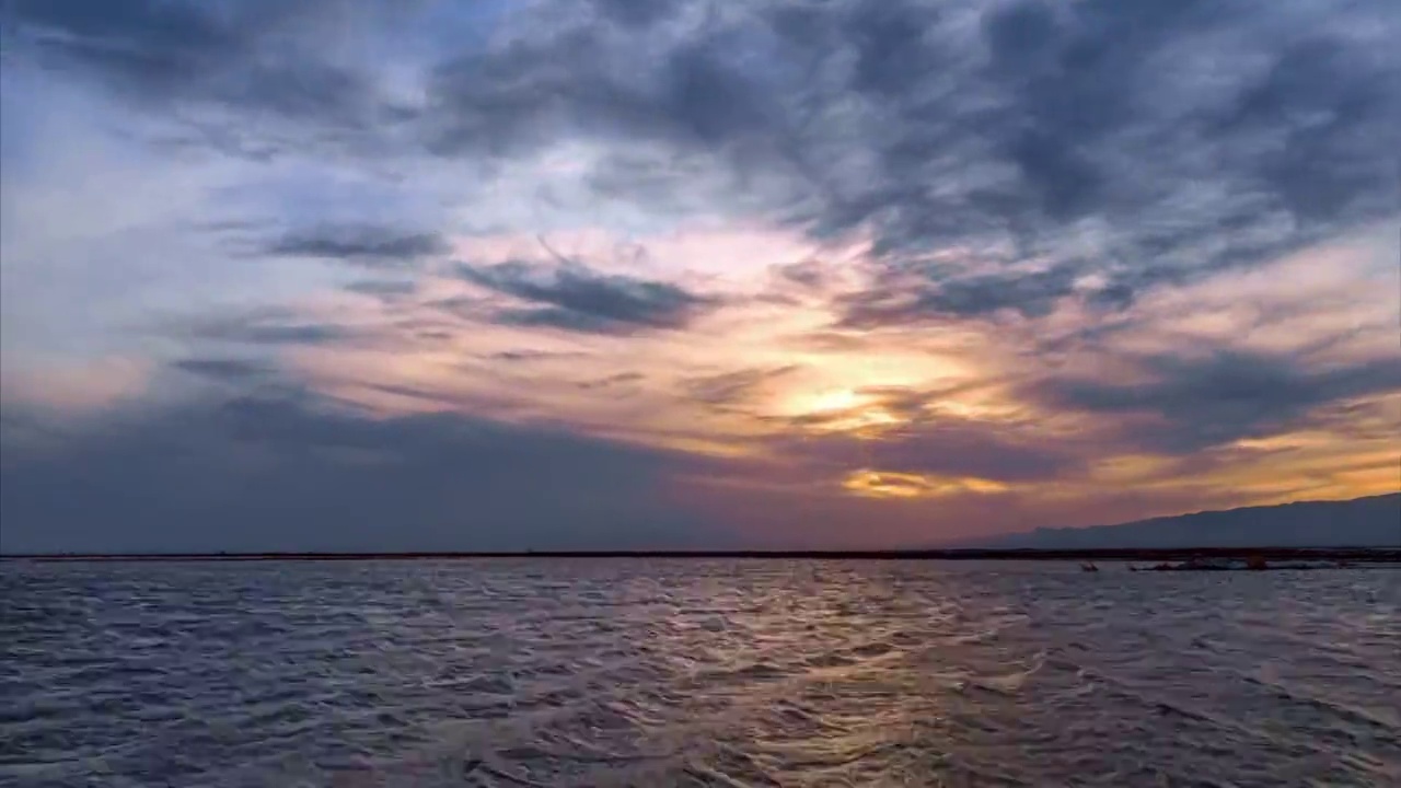 青海，芒崖翡翠湖，日落晚霞视频素材