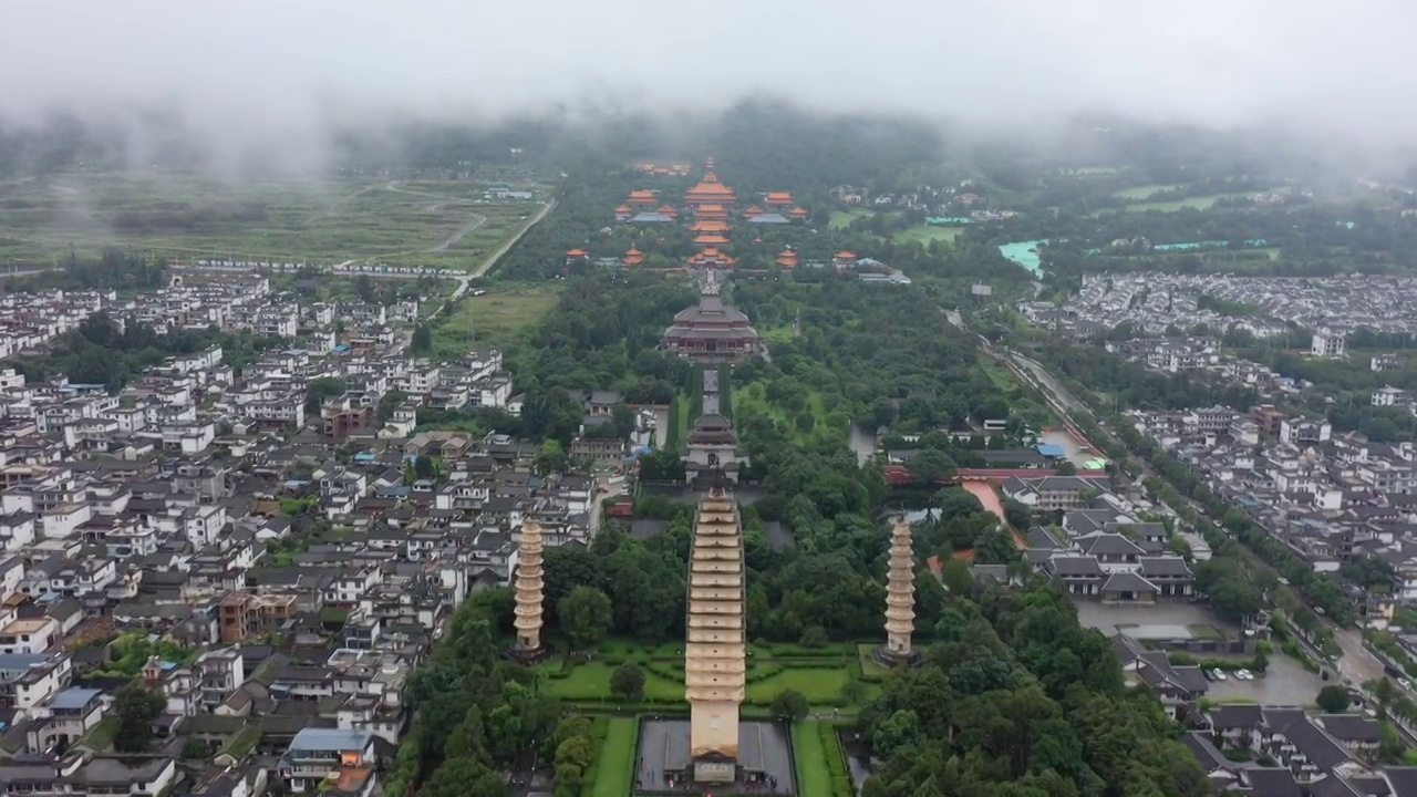 雨中多云天气的云南大理三塔寺视频下载