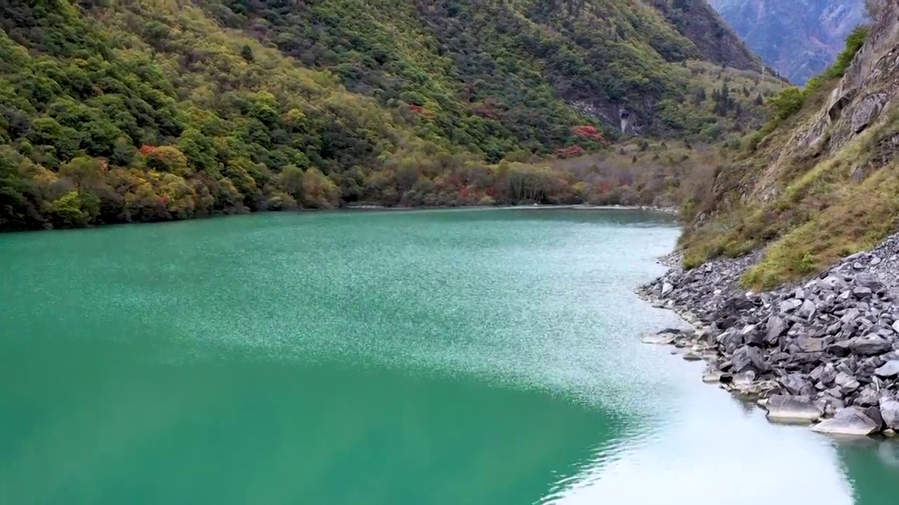 航拍川西阿坝藏族羌族自治州松坪沟风光视频素材