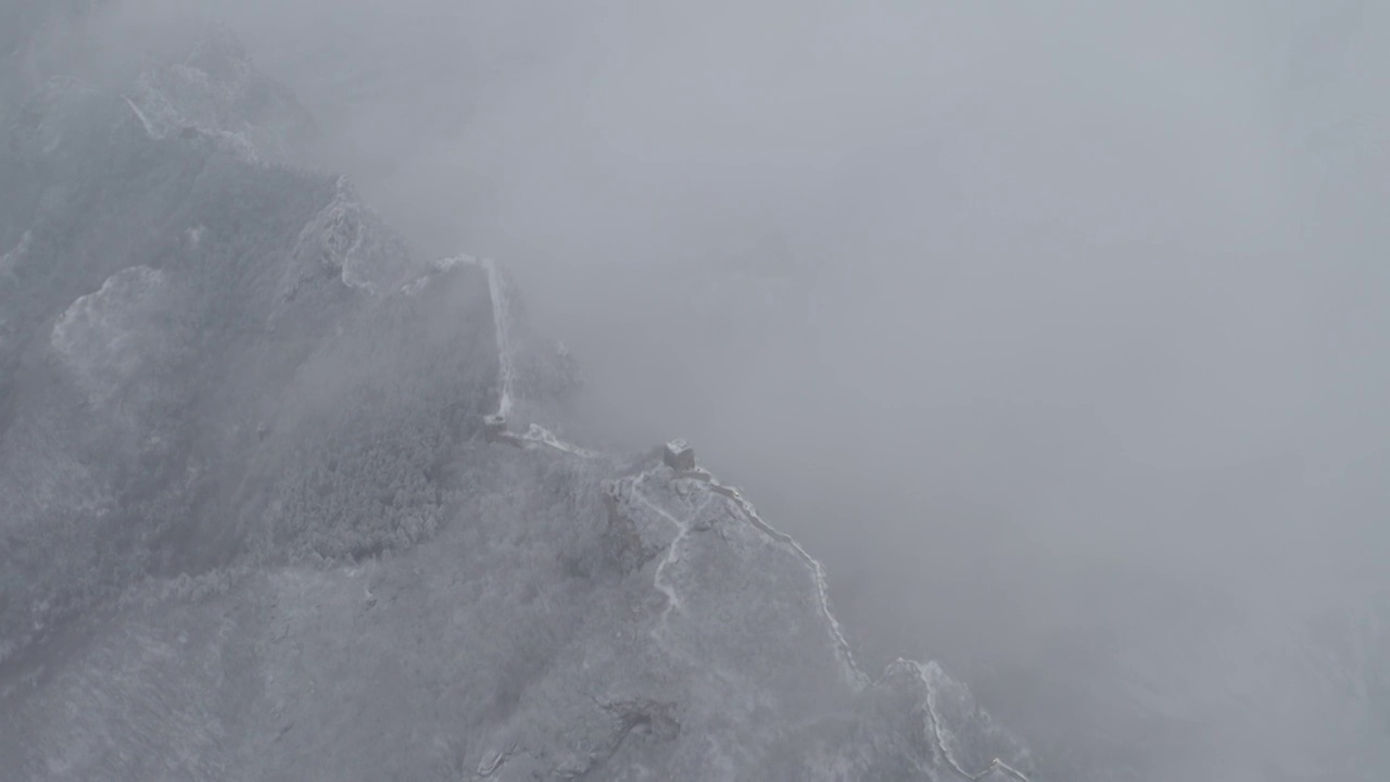 司马台长城单边墙雪景云海航拍视频素材