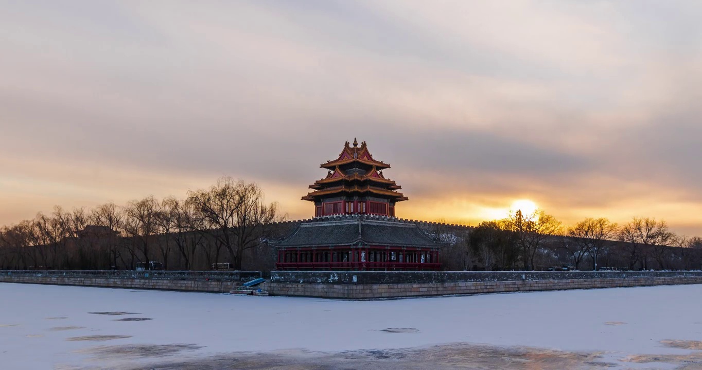 下过雪后的夕阳下故宫角楼延时摄影视频素材