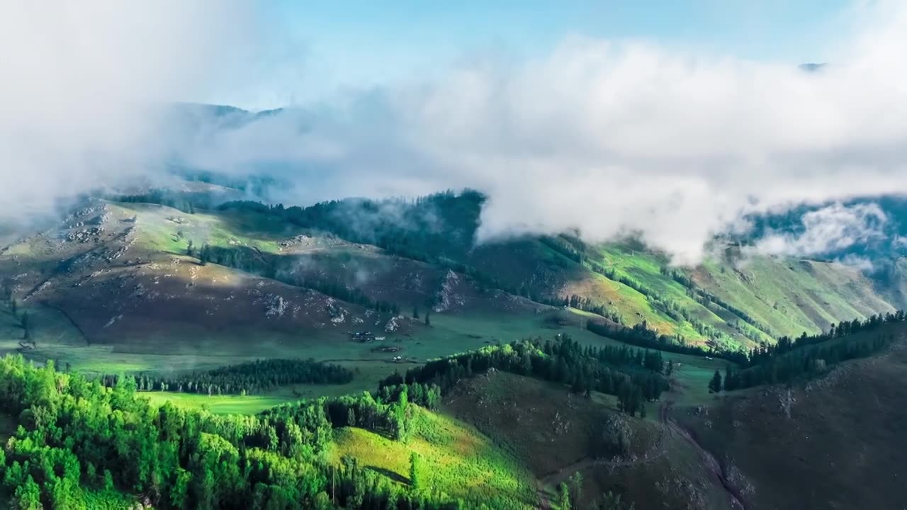 航拍山顶上的晨雾自然景观在中国新疆喀纳斯景区视频素材画面1