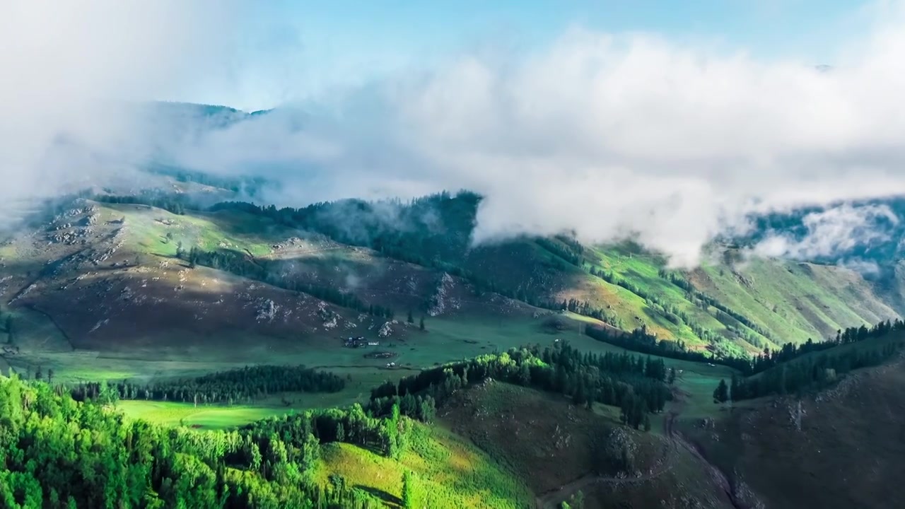 航拍山顶上的晨雾自然景观在中国新疆喀纳斯景区视频素材画面2