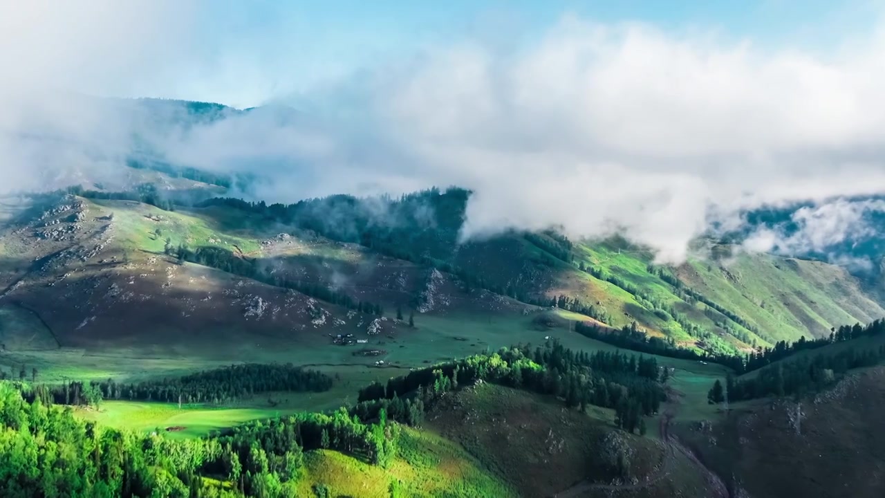 航拍山顶上的晨雾自然景观在中国新疆喀纳斯景区视频素材画面3