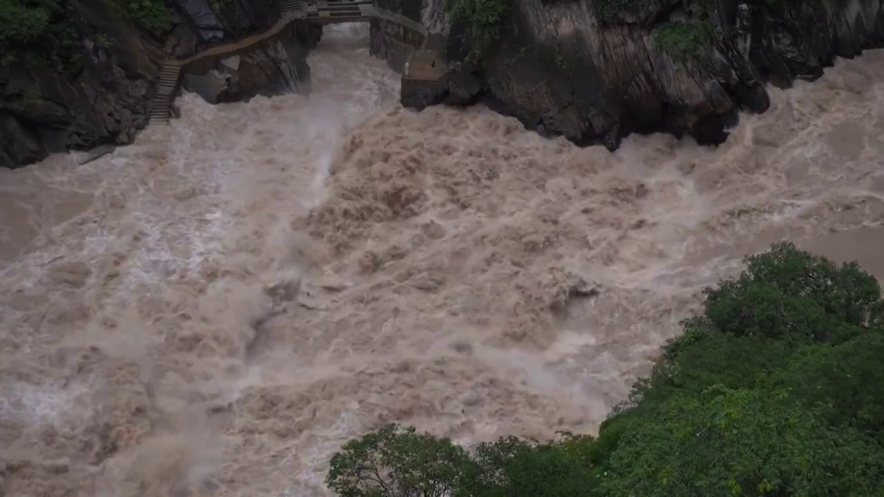 中国云南香格里拉段虎跳峡湍急的流水视频下载