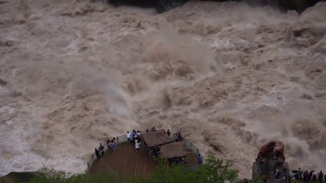 中国云南香格里拉段虎跳峡湍急的流水视频下载