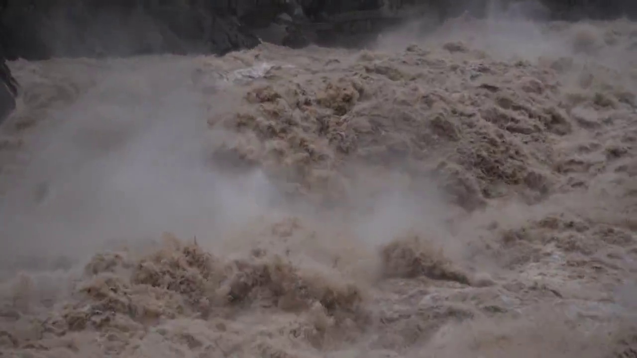 中国云南香格里拉段虎跳峡湍急的流水视频素材