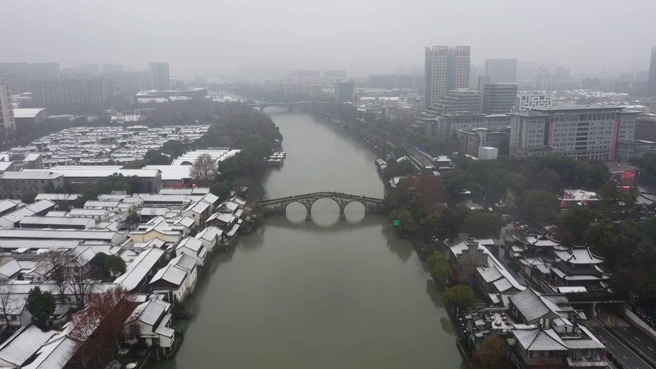 杭州京杭大运河拱宸桥雪景航拍视频素材