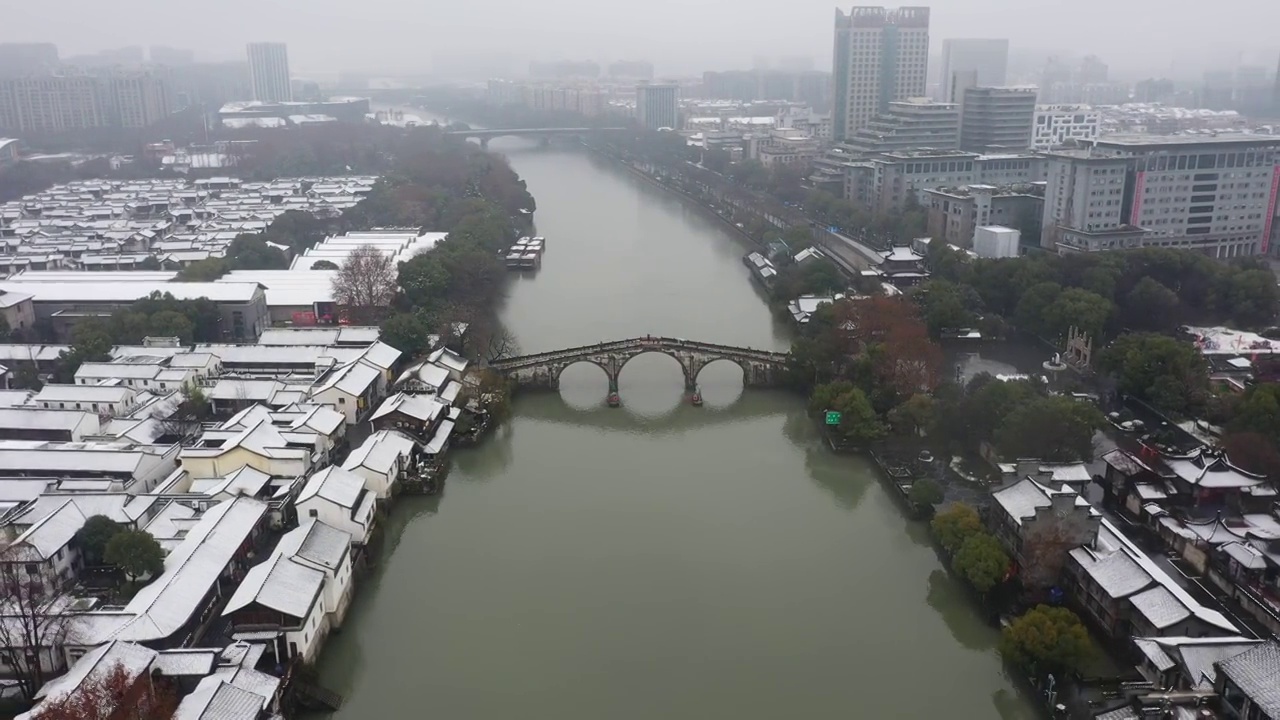 杭州京杭大运河拱宸桥雪景航拍视频素材