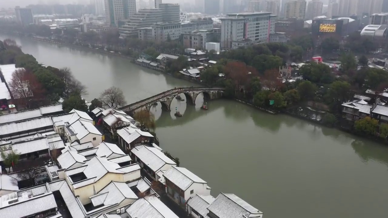 杭州京杭大运河拱宸桥雪景航拍视频素材