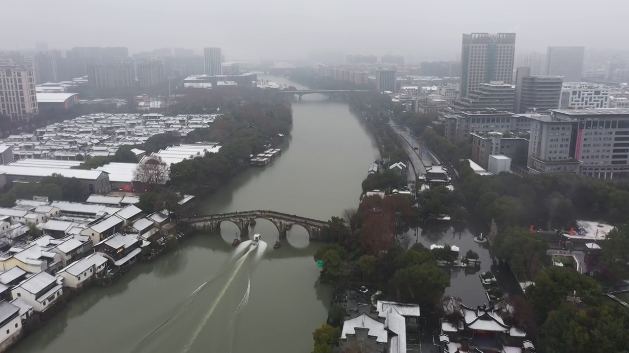 杭州京杭大运河拱宸桥雪景航拍视频素材