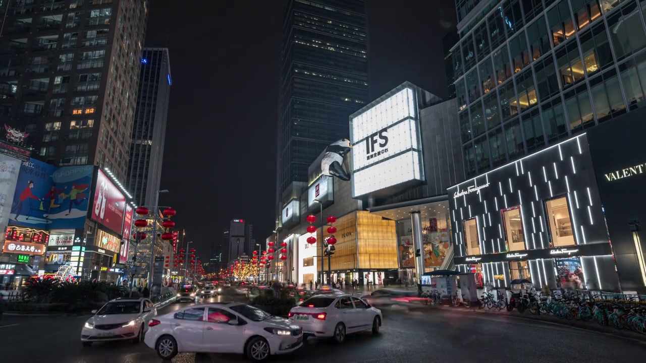 成都春熙路太古里IFS熊猫雕塑夜景4K延时视频素材