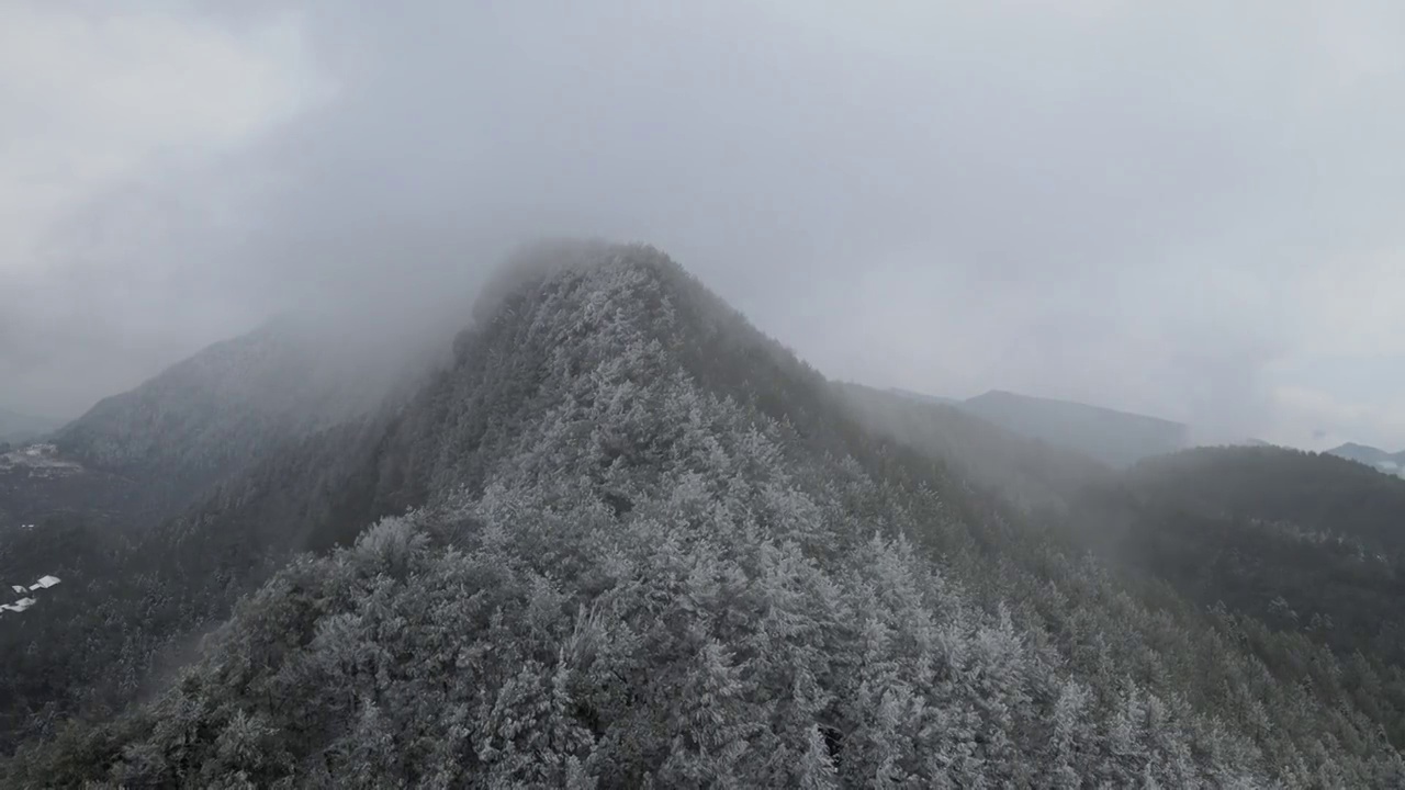 4K航拍雪山，雪景，大山，森林公园，云景，平流雾视频下载