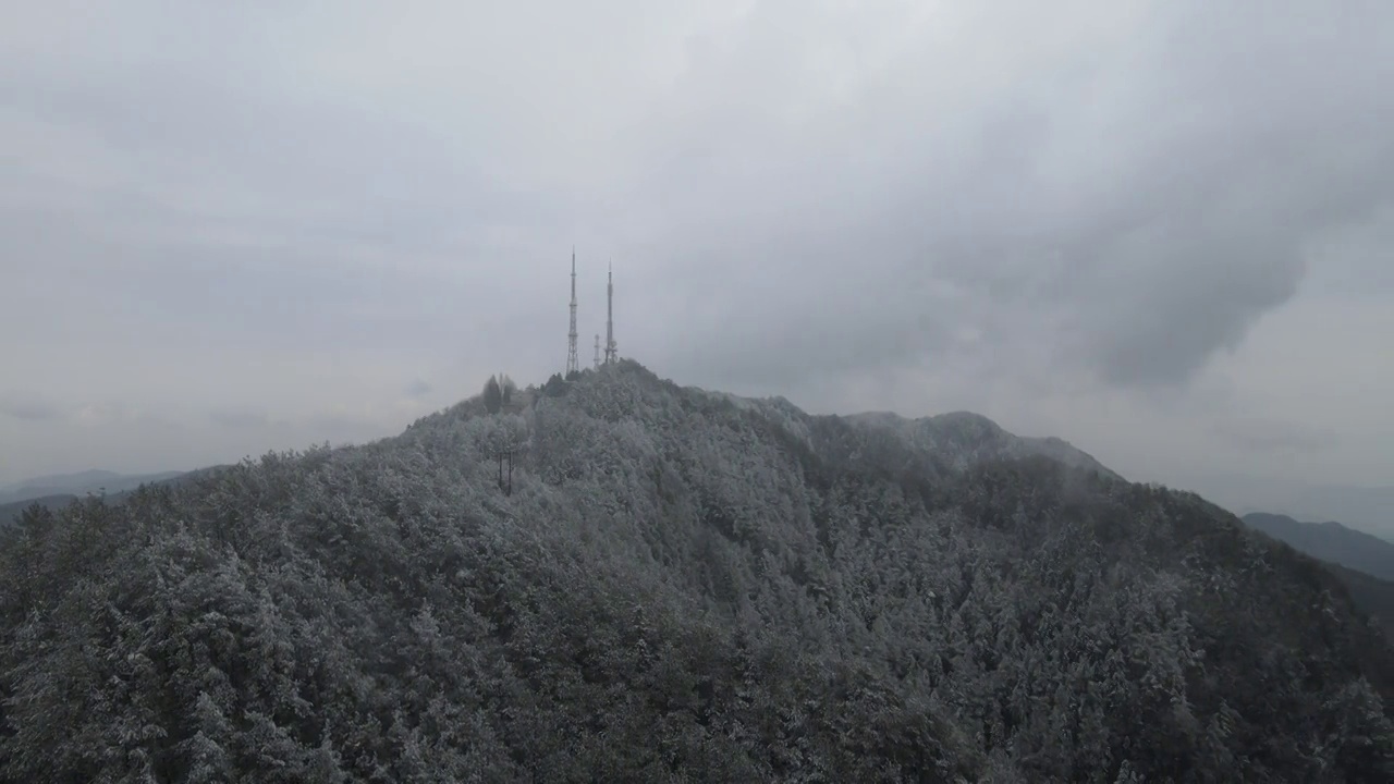 4K航拍雪山，雪景，大山，森林公园，云景，平流雾视频素材