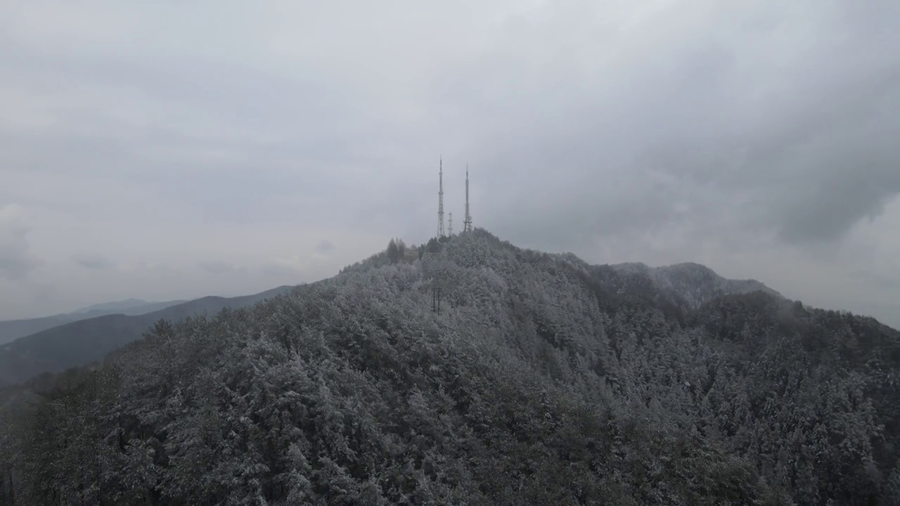 4K航拍雪山，雪景，大山，森林公园，云景，平流雾视频素材