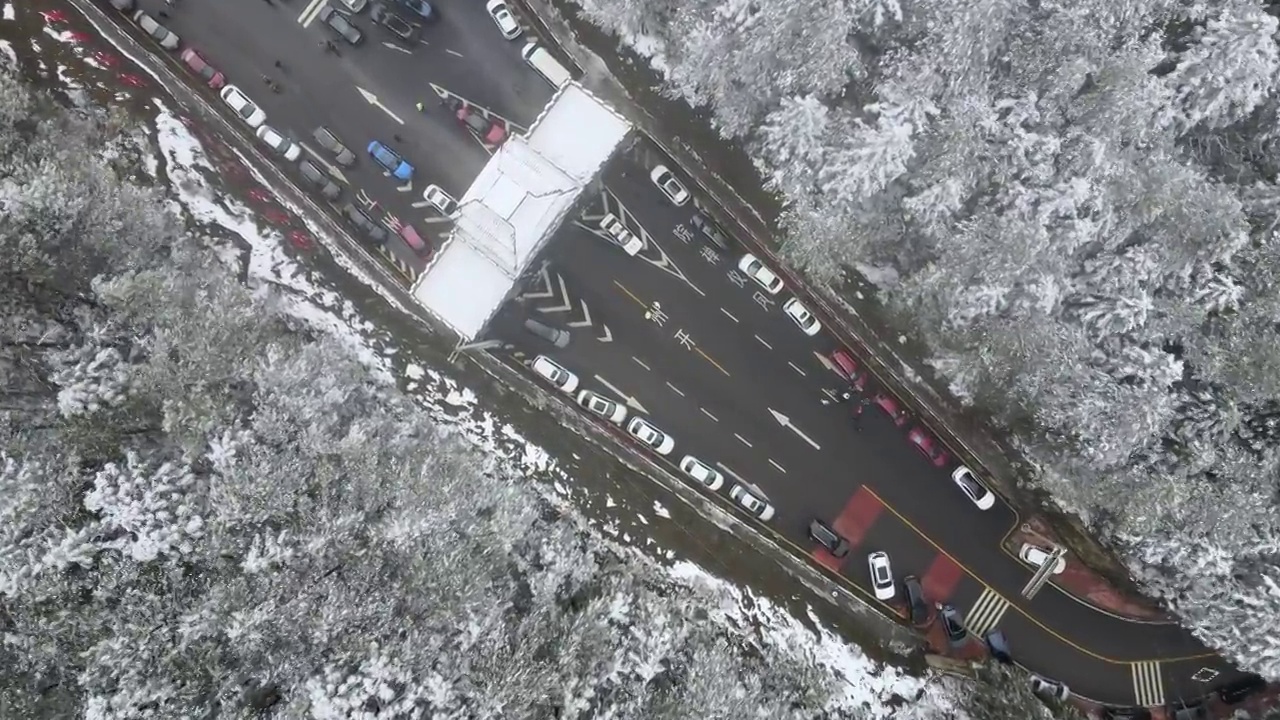 4K航拍雪山，雪景，大山，森林公园，云景，平流雾视频下载