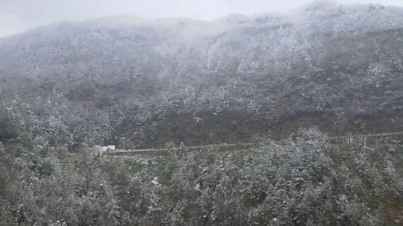 4K航拍雪山，雪景，大山，森林公园，云景，平流雾视频素材