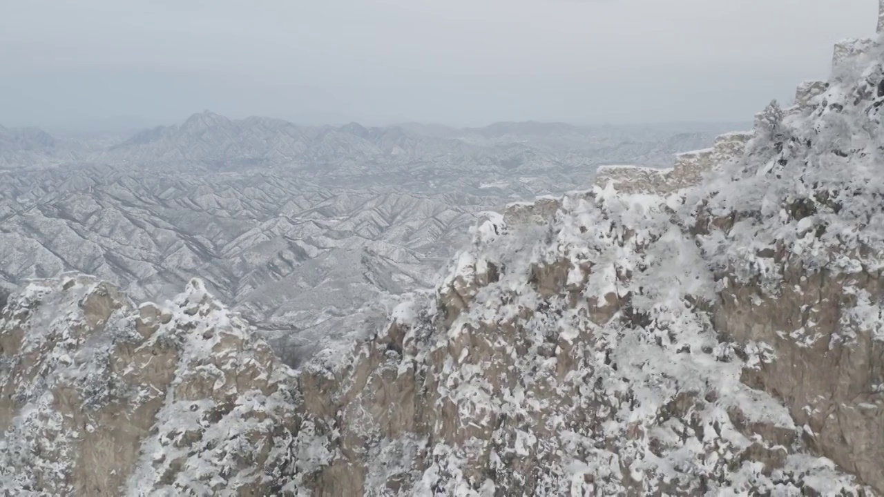 北京司马台长城望京楼单边墙雪景航拍视频素材