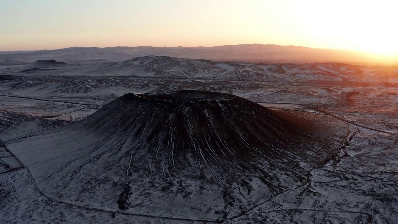 航拍内蒙古乌兰察布大雪后清晨的火山视频下载