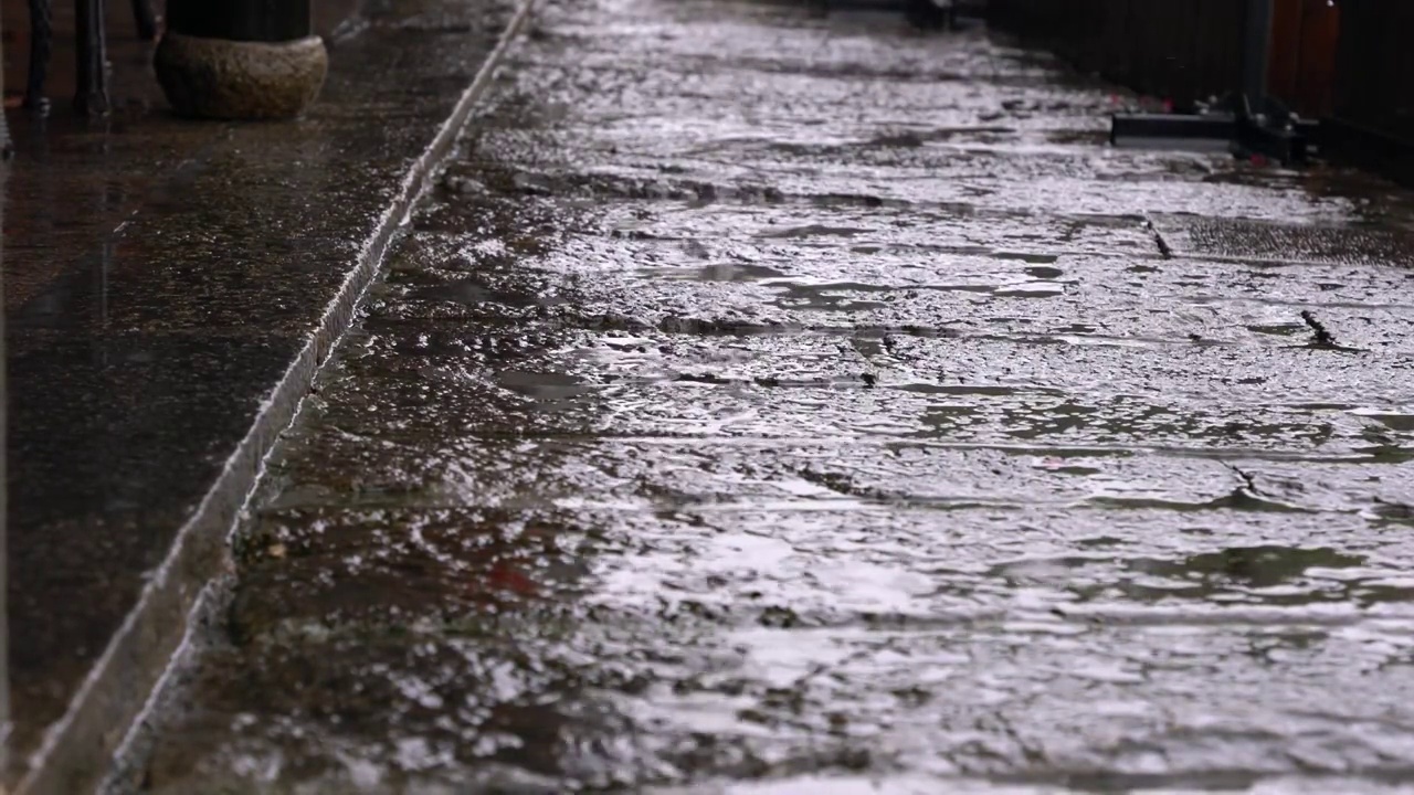 下雨江南石板路视频素材