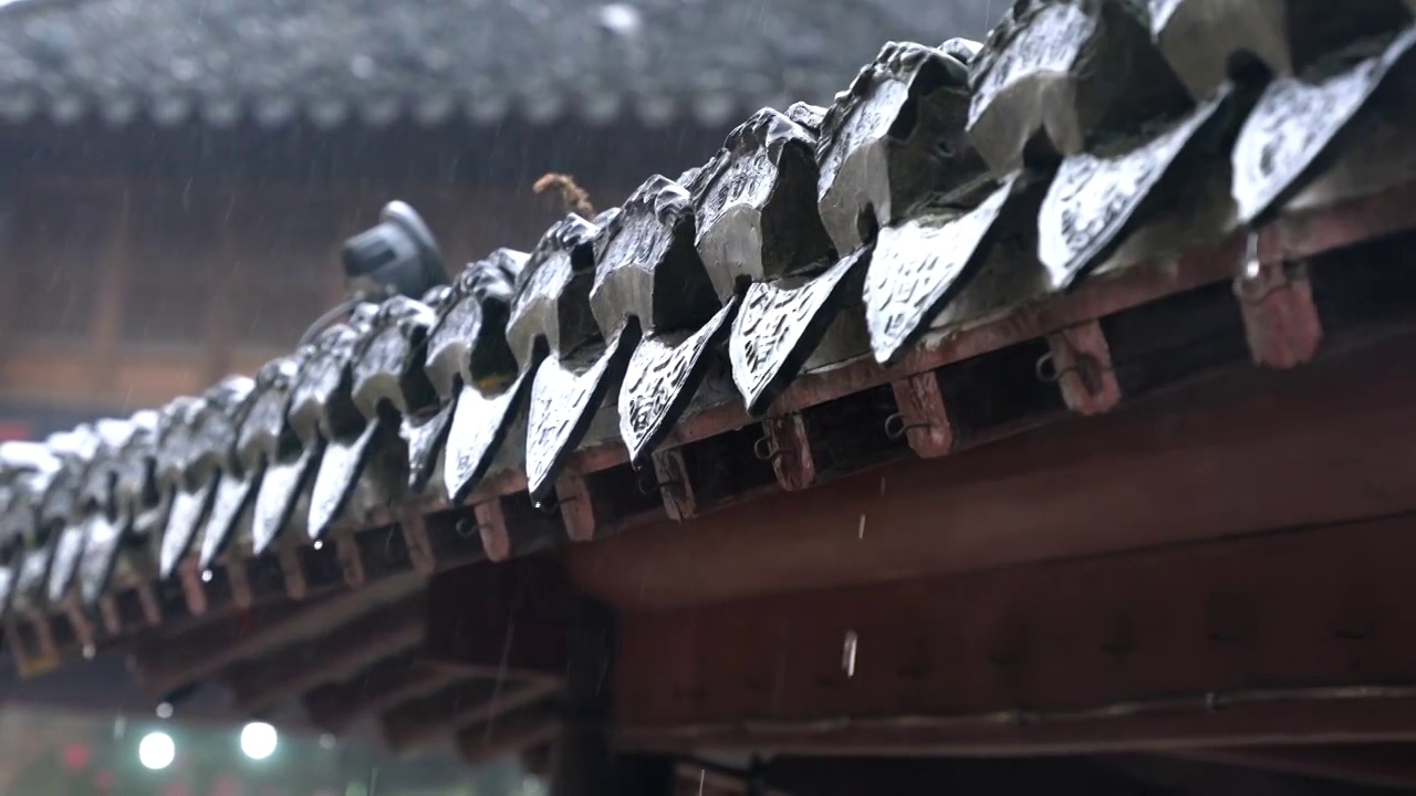 苏州震泽古镇下雨屋檐视频素材