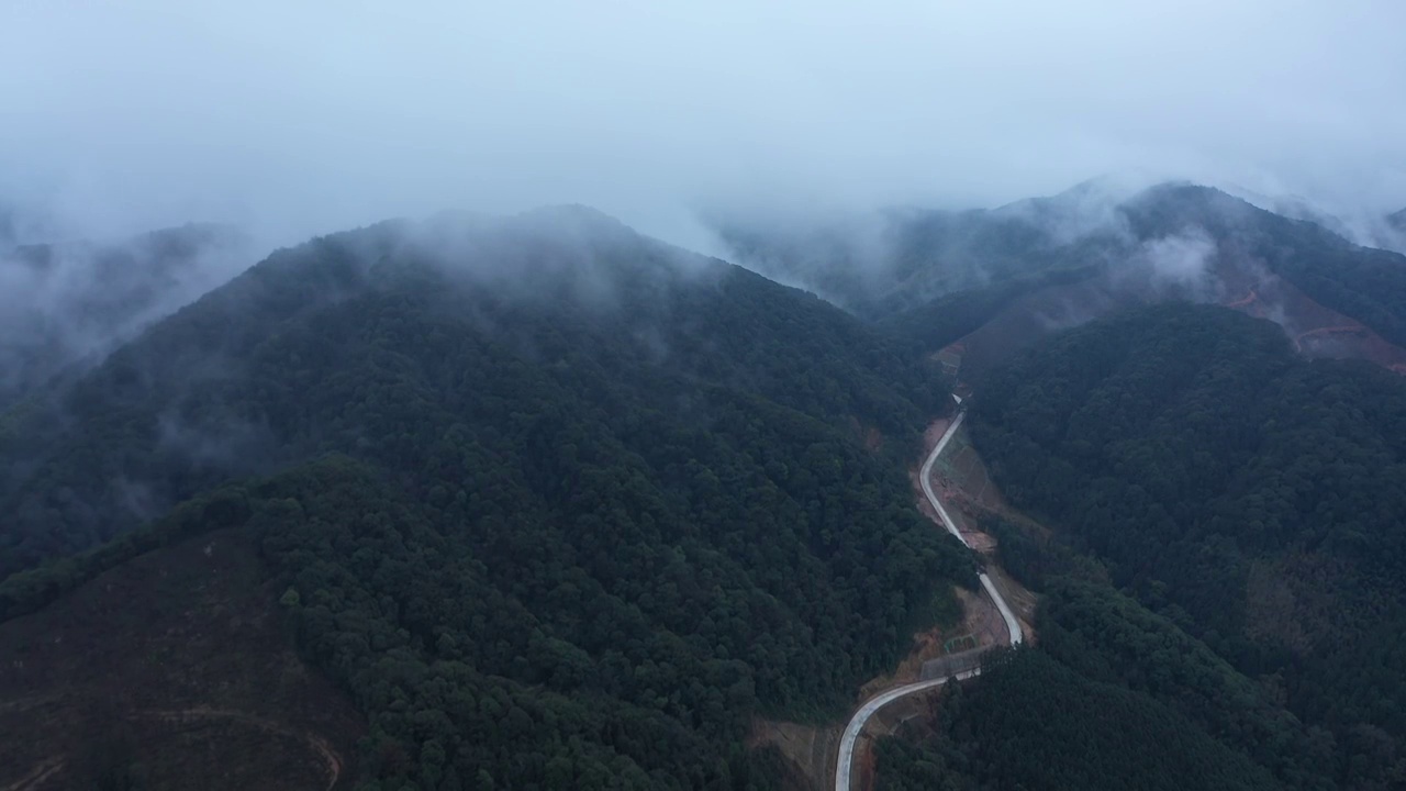 穿过云雾的山路视频素材