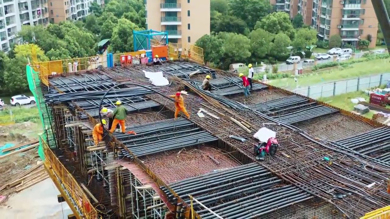 4K近距离航拍高空作业的建筑工人素材视频素材画面1