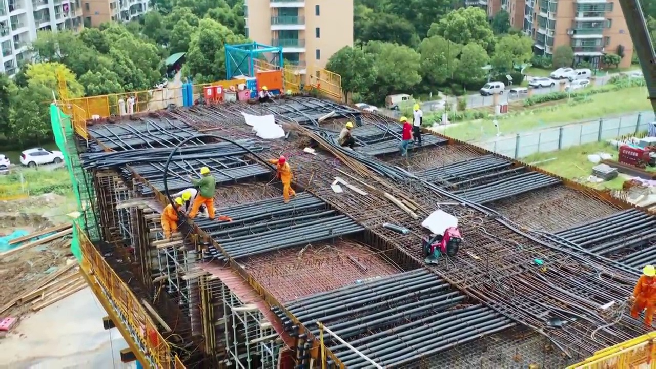 4K近距离航拍高空作业的建筑工人素材视频素材画面2