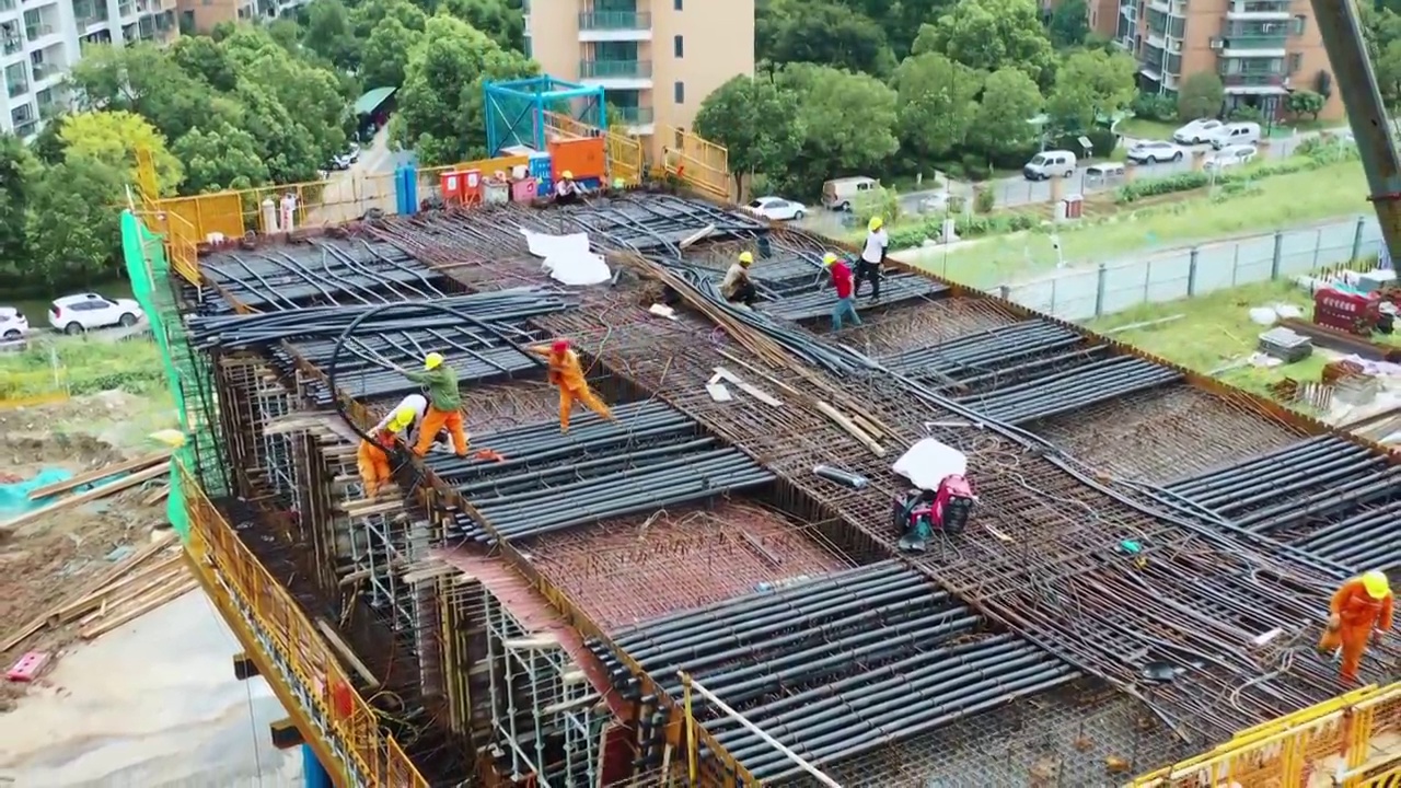 4K近距离航拍高空作业的建筑工人素材视频素材画面3